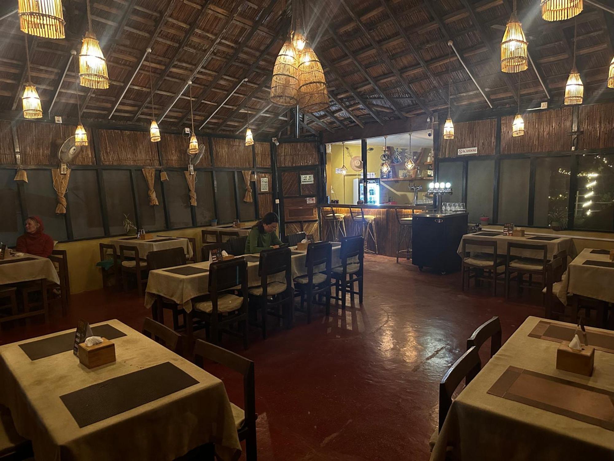 Hotel Tharu Garden And Beer Bar Chitwan Exterior foto